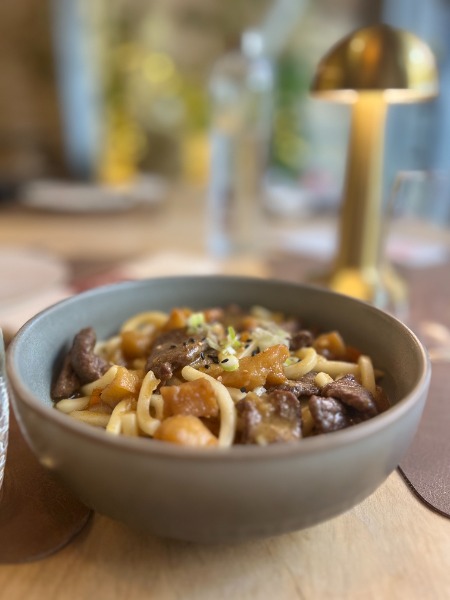36. Udon alla curry giapponese con manzo, patate e carrote