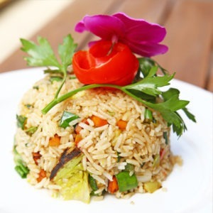 28. Riso saltato al curry con pollo, ananas e verdure