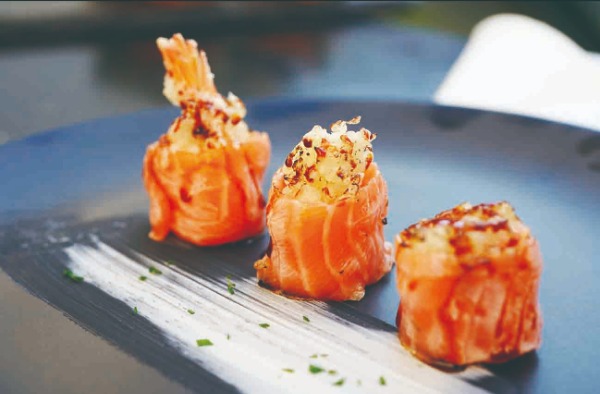 B13. Bignè di salmon roll