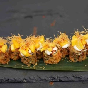 H8. Maki fritti con mango