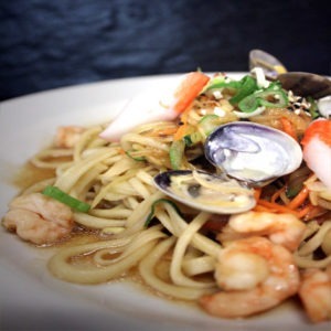 39. Ramen saltati con frutti di mare e verdure