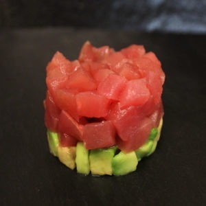Ta4. Tartare di tonno con avocado e uova di quaglia (o senza uova)