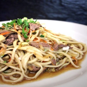 38. Ramen saltati con vitello e verdure