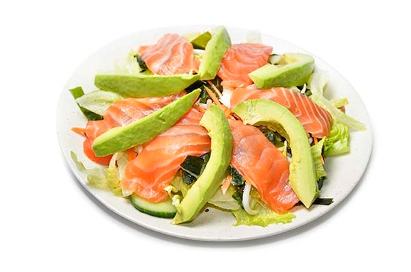 110. Salade au saumon ou crevettes