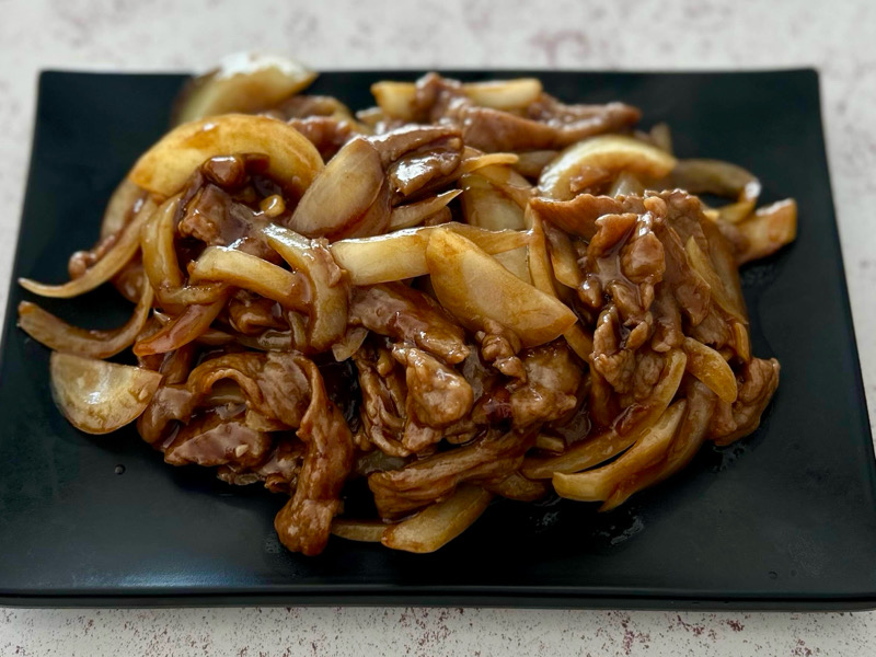 Boeuf sauté aux oignons