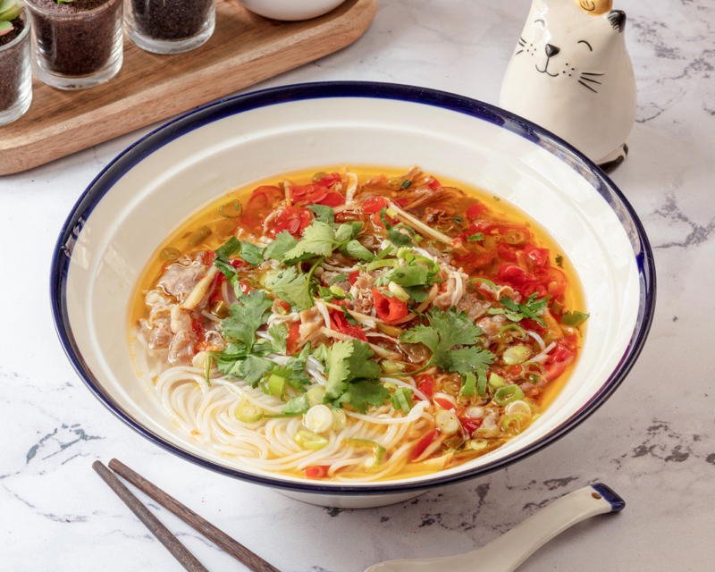 Pâtes en soupe de piment vinaigré avec fines tranches de boeuf