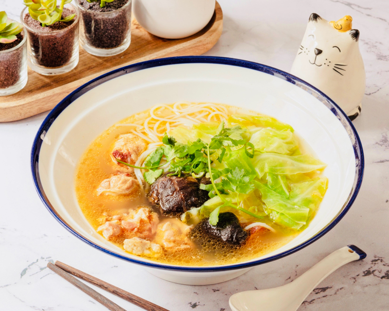 Pâtes en bouillon de poulet avec des champignons parfumés