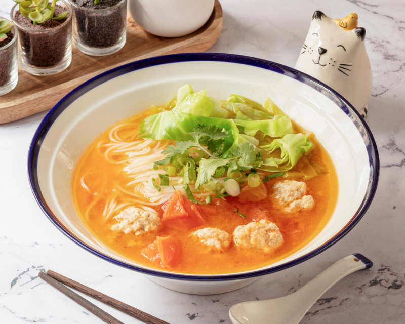 Pâte en soupe de tomate avec boulettes de porc