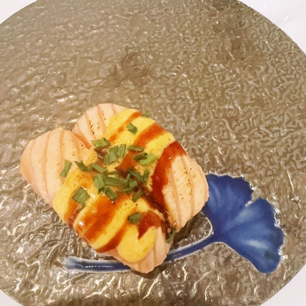 S6. Sushi saumon flambe