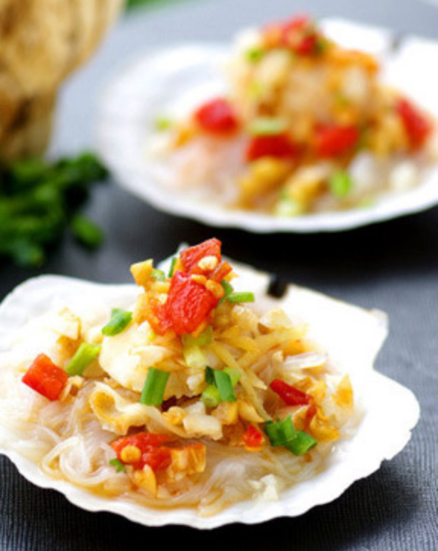 75.Coquilles saint -Jacques vapeur,sauce à l’ail et vermicelles (2pcs) 蒜蓉粉丝蒸扇贝
