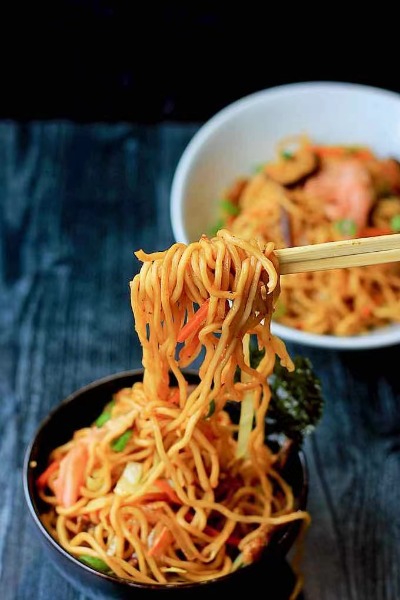 Nouilles japonaise sautées aux légume