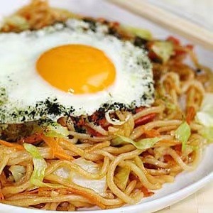 Nouilles japonaise sautées aux légume et aux oeufs