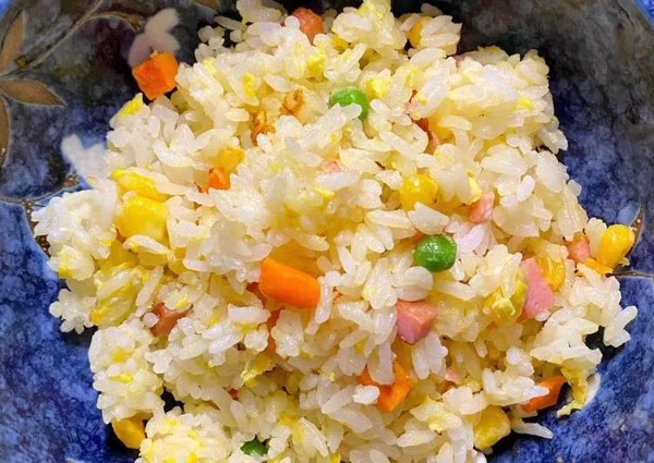 Riz sauté aux légumes et aux jambons