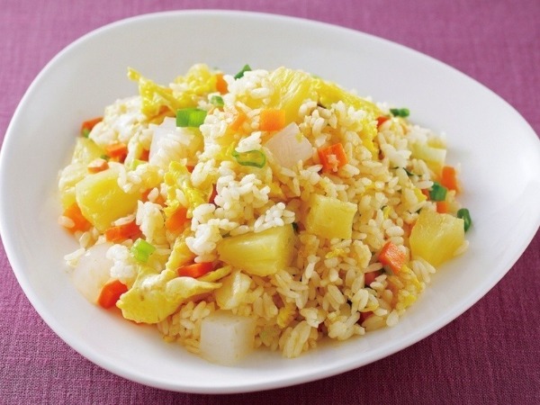 Riz sauté au ananas et crevettes