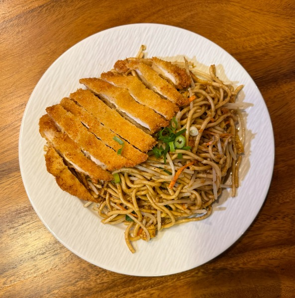 N9. Nouilles sautées au poulet frit
