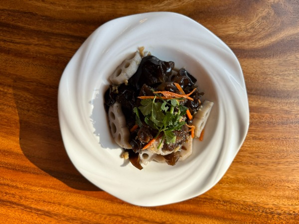 S1. Salade de champignons noirs et racine de lotus