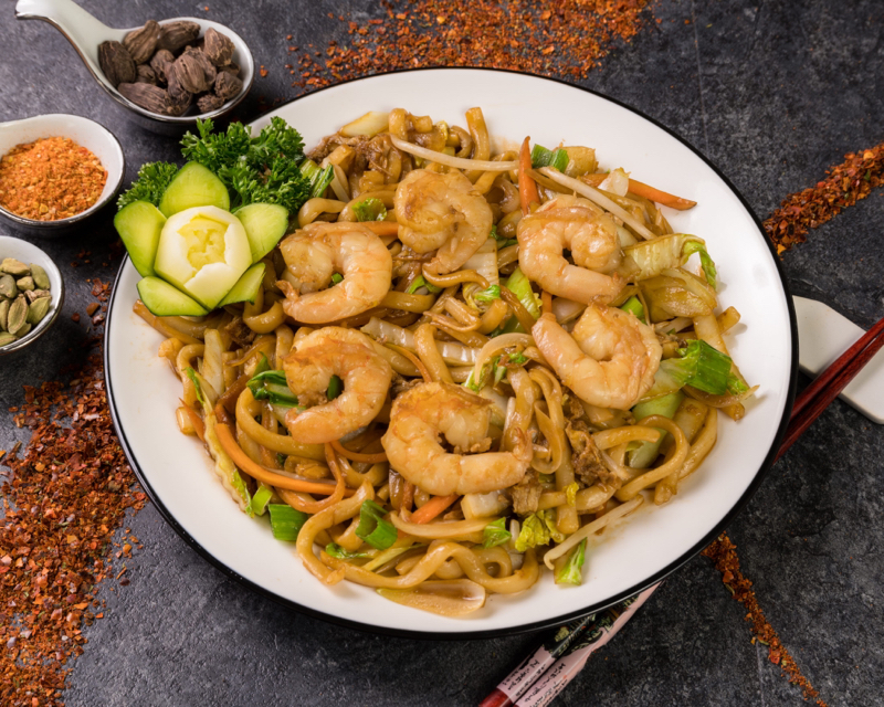 83. Nouilles udon sautées au poulet / boeuf / crevettes