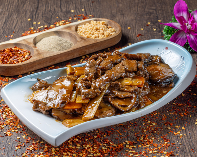 44. Bœuf sauté aux pousses de bambou et aux champignons parfumés (sans riz) 