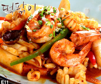E11 Pâtes de riz sautées aux fruits de mer à la sauce piquante 🌶