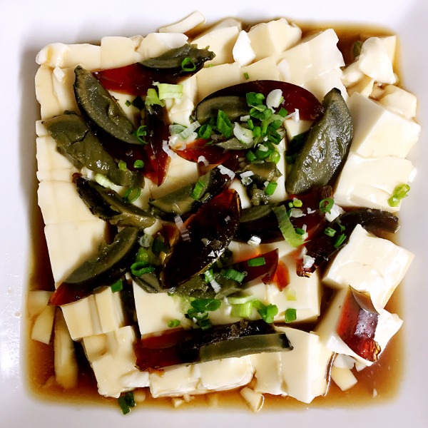 E13 Tofu aux œufs de cent ans piment ou sans piment