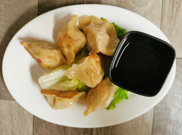 E1 Raviolis grillés au poulet,oignon et fromage (6ps)