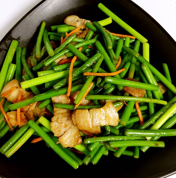 S2 Tranches de porc sautées aux bâtonnets de tiges d’ail