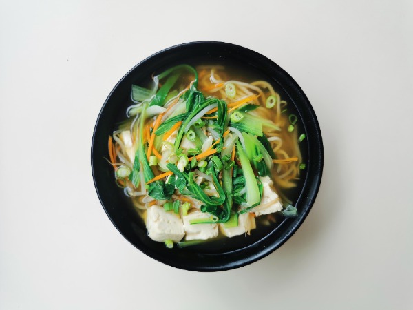 T1. Soupe de nouilles aux légumes (Bouillon à base de bœuf et de poulet)