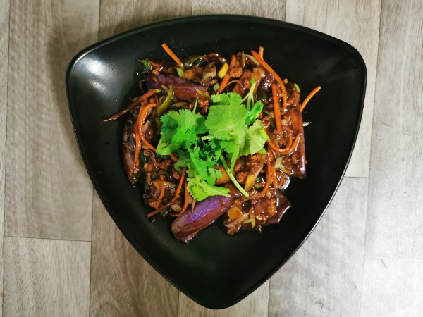 S9 Aubergine au porc haché à la sauce piquante (Piment ou sans Piment)