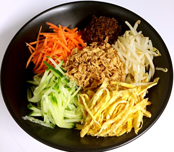 T8 Nouilles au porc haché et légumes, œufs à la sauce de soja (mêlé)