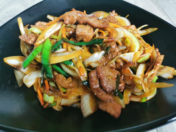 S18 Bœuf sauté aux oignons