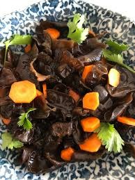 63 Champignons noirs