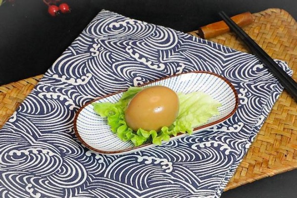 E8. Oeuf parfumé aux cinq épices (1 pièce)