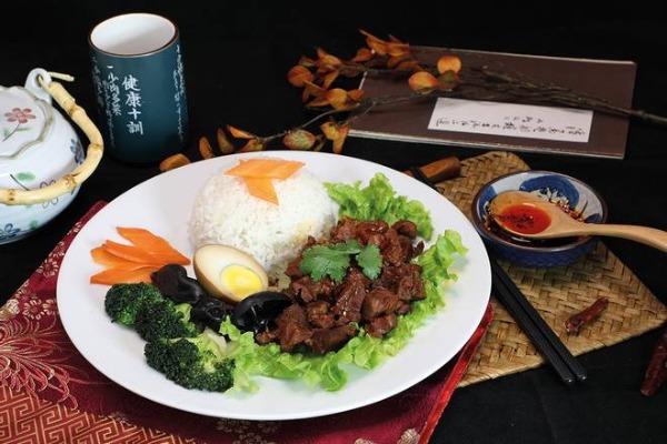 P3. Riz au boeuf braisé sauce piquante et légumes (viande texture gélatineuse)