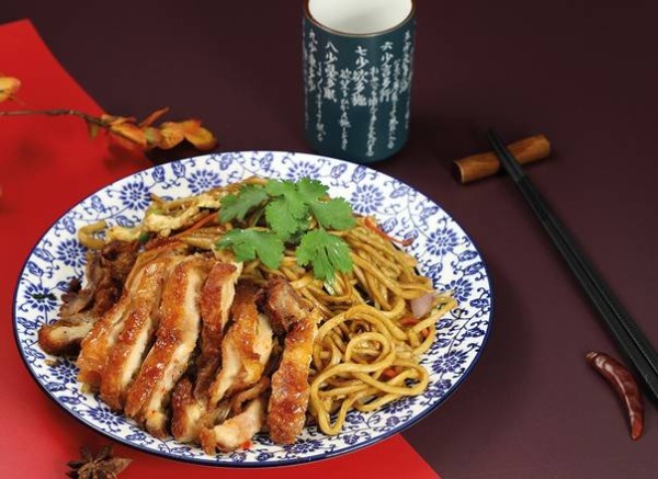 N8. Nouilles sautées au canard laqué