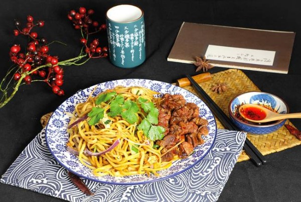 N3. Nouilles sautées au boeuf braisé à la sauce piquante (viande texture gélatineuse)