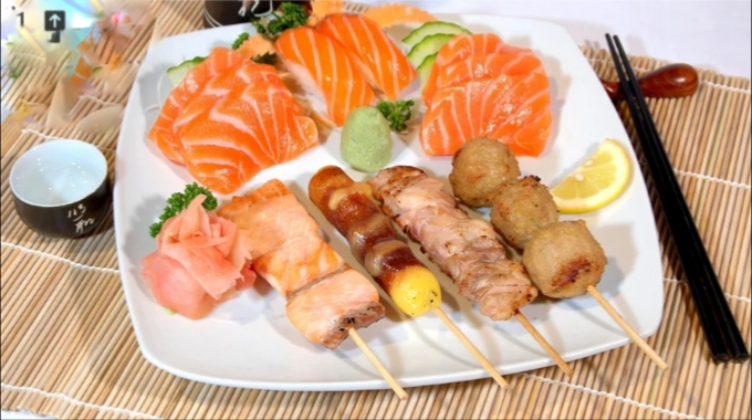 MX17-6sashimi saumon,2 sushi saumon, 4brochette (1brochette saumon, 1beuf fromage,1 poulet,1 boulette)