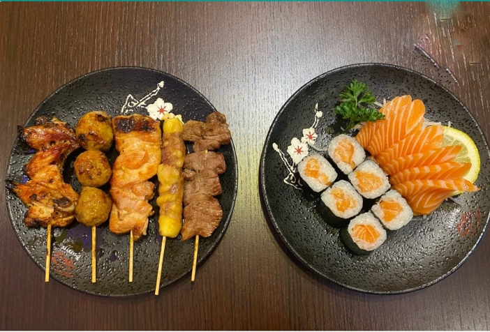 MX18-6 sashimi saumon,8maki saumon, 5brochette assortiment 