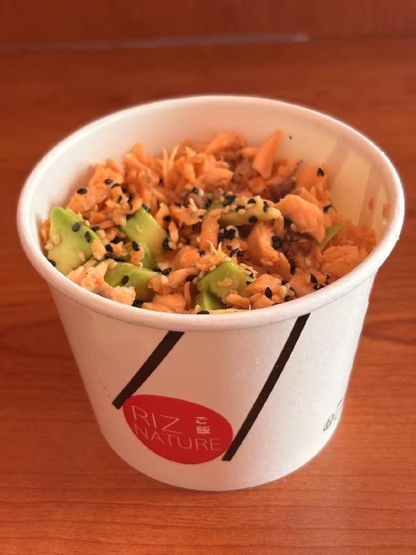 Un bol tartare saumon cuit avec avocat sauce sucrée 