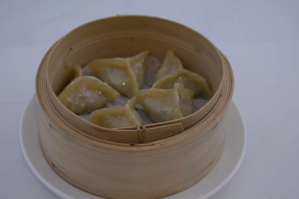 E19. 蒸鸭肉饺子. Raviolis au canard et champignons parfumés à la vapeur (5 pièces)
