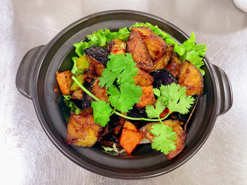 P19. 红烧茄子煲. Marmite d'aubergine et tofu à la sauce soja
