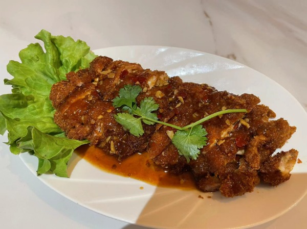P2. 油沐鸡. Poulet croustillant du chef
