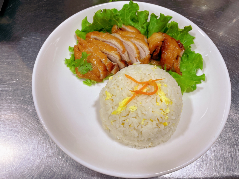 F3. 烧鸭蛋炒饭. Riz sauté aux oeufs avec canard laqué