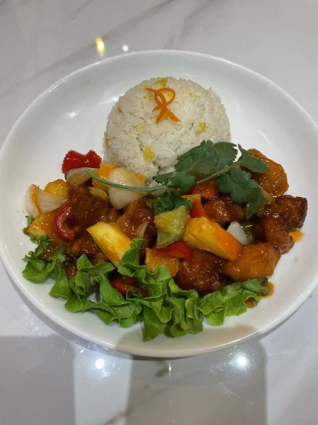 F5. 咕噜肉蛋炒饭. Riz sauté aux oeufs avec porc à la sauce aigre-douce