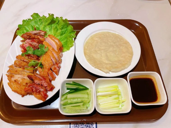 P9. 北京烤鸭. Canard laqué de pékin (servis 6 crêpes)