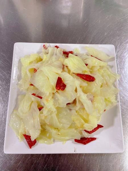P24. 手撕包菜. Choux sauté à l'ail aux piments