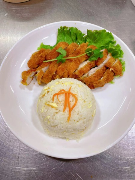 F1. 炸鸡排蛋饭. Riz accompagné de poulet pané (Ji Pai Fan)
