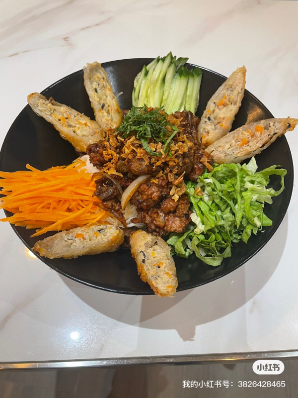 BU1. 越式牛肉米粉. Bobun au boeuf avec nems au poulet