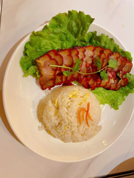 F2. 叉烧蛋炒饭. Riz sauté aux oeufs avec porc laqué