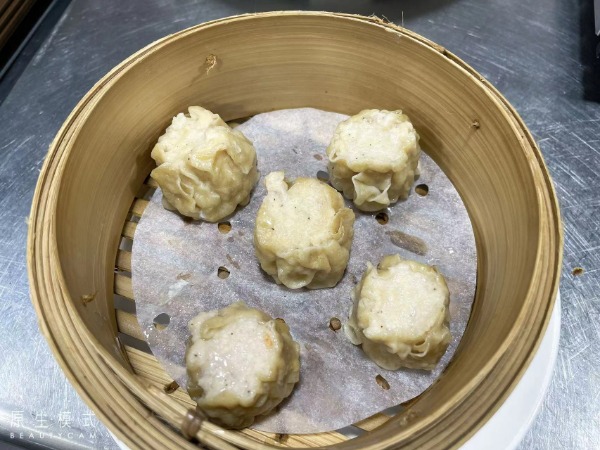 E16. 鸡肉烧麦. Bouchées de poulet à la vapeur(siu mai) (5 pièces)