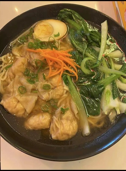 S1. 云吞面. Soupe de nouilles et raviolis (poulet et crevettes)